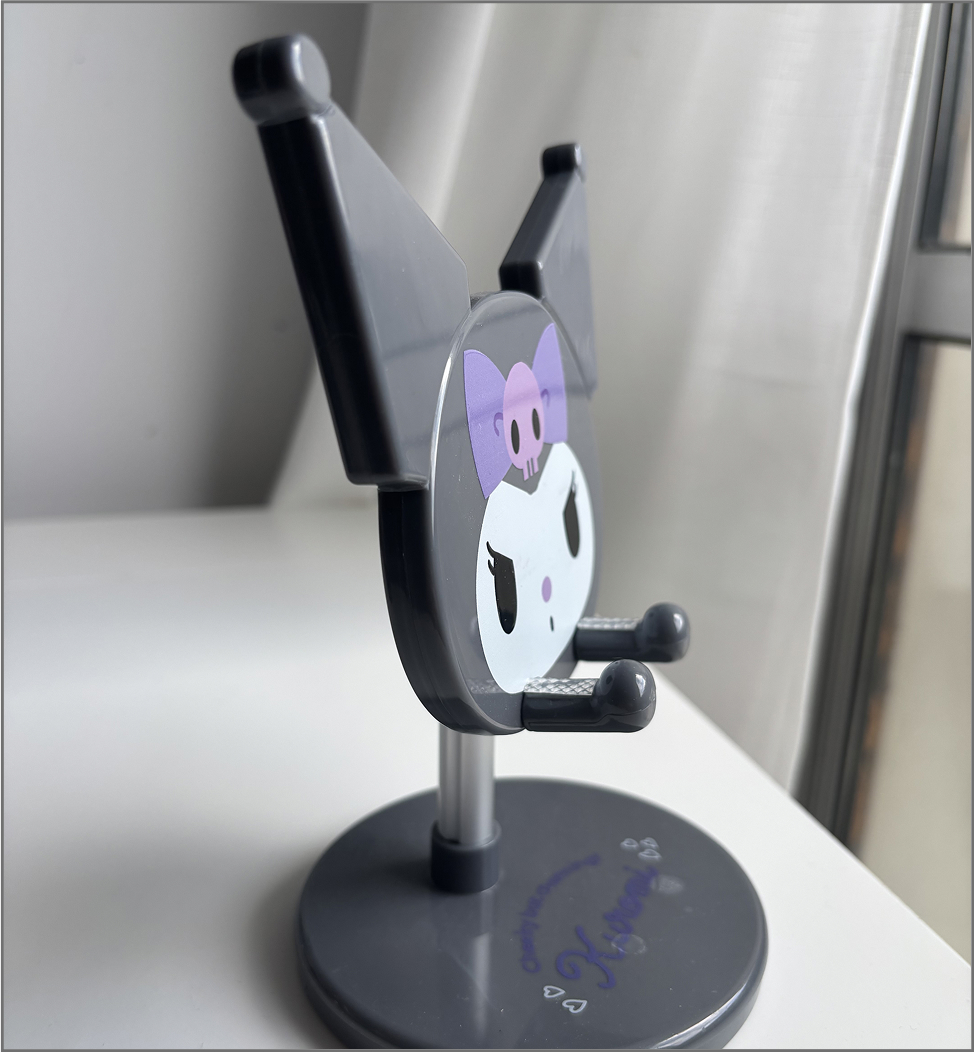 Another side picture of the stand. You can see the little 'hands' Kuromi has that supports any mobile device.